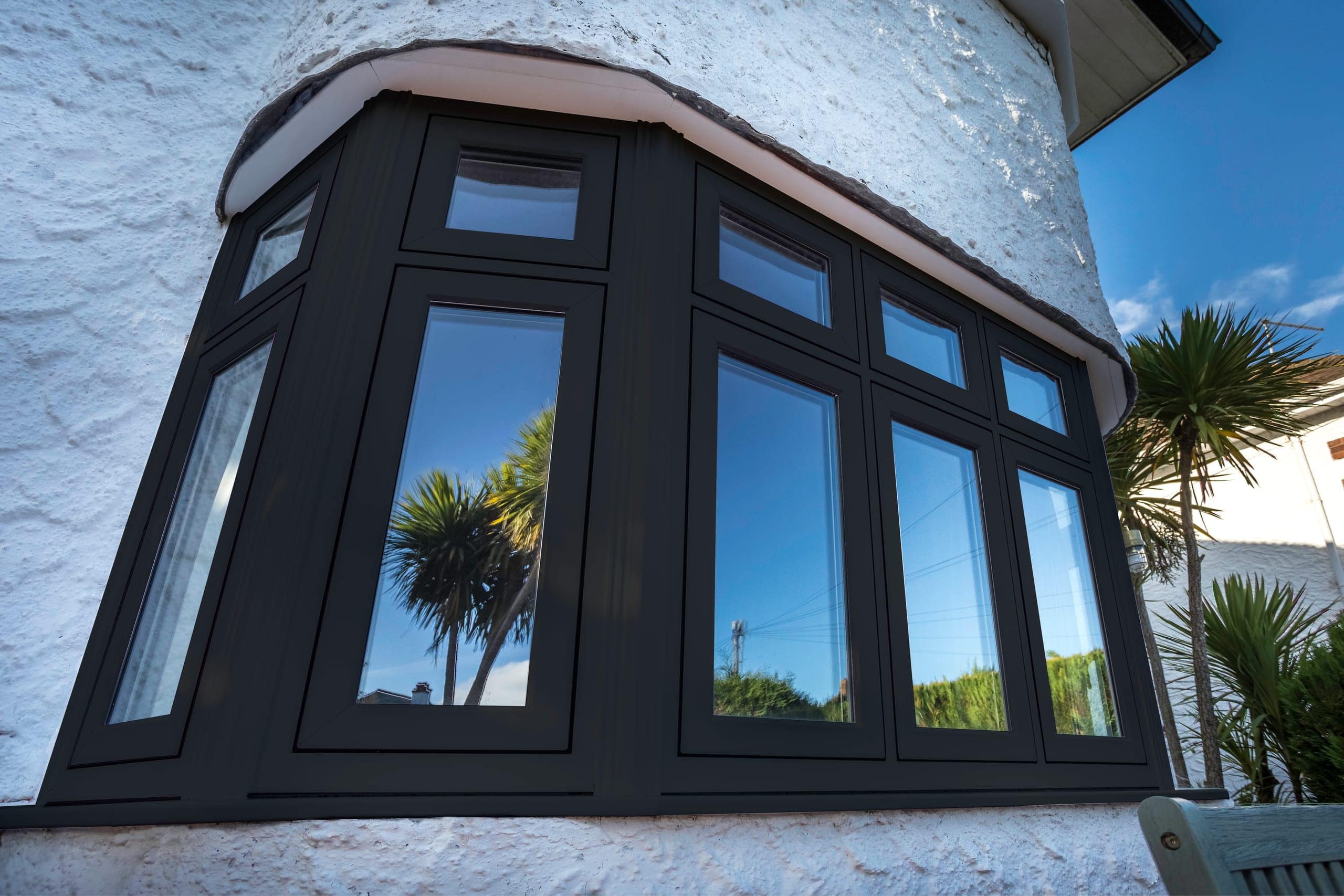 Anthracite-grey aluminium bay window